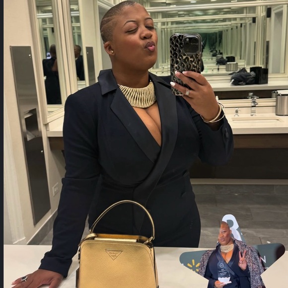 Meet your Posher, Nicole - Picture 2 of 2